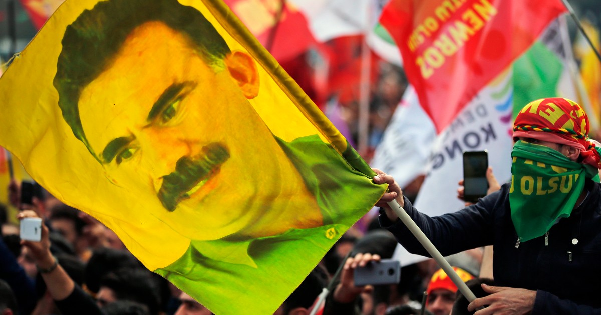 Turchia, Abdullah Öcalan annuncia lo scioglimento del Pkk: “È arrivato il momento di abbandonare le armi”