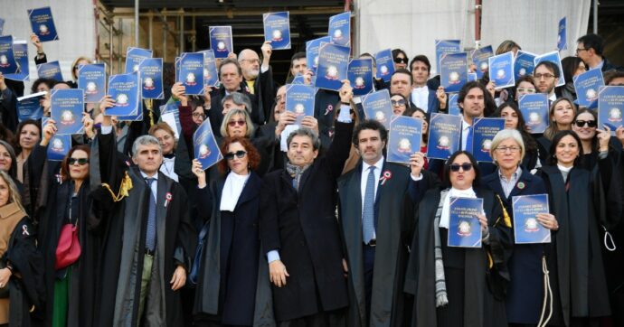 Sciopero magistrati, flash mob e assemblee in tutta Italia: l’adesione sfiora l’80%. Parodi (Anm): “Rischio pm condizionato dal governo”