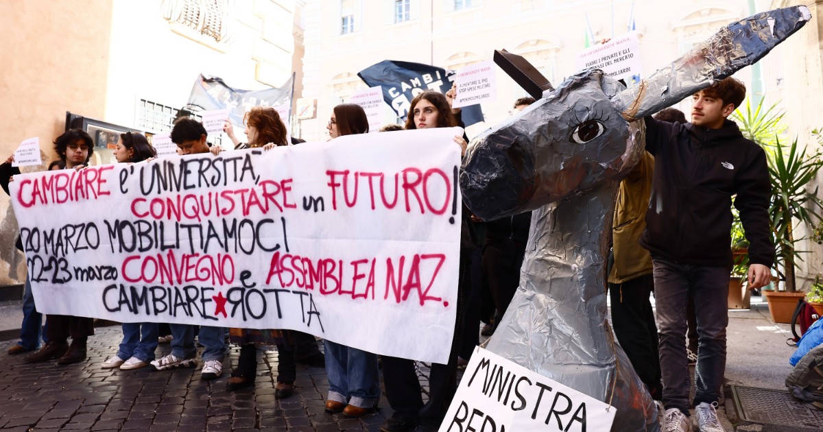 Protesta degli studenti al Senato contro la ministra Bernini: “No a un modello di Università basato su precarietà. Basta investimenti in armi”