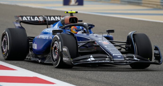 Formula 1, Sainz al comando nella seconda giornata di test in Bahrain. Hamilton e Leclerc chiudono al secondo e terzo posto