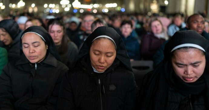 Papa Francesco “nella notte ha dormito bene e ora sta riposando”: il bollettino medico. Insufficienza renale rientrata