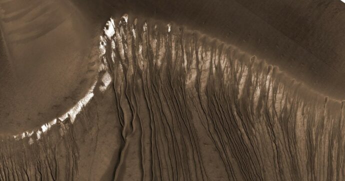 Marte, uno studio e un’osservazione ipotizzano la presenza d’acqua in passato. C’era un oceano?