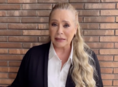 Copertina di “Non riuscivo proprio a reggermi, cadevo per terra, anche da sdraiata, girava tutto. Monica Setta mi ha accompagnata in albergo”: Barbara De Rossi racconta