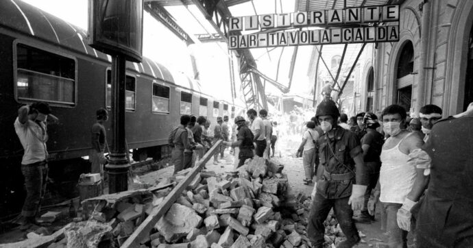 Chat FdI, familiari vittime: “Vogliono riscrivere Storia”