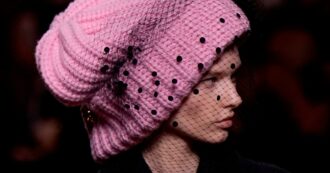 Copertina di “Oltre la moda, l’abito come identità”: l’artista che racconta le culture attraverso i vestiti