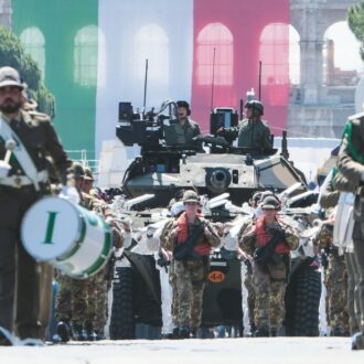 Copertina di Più armi, più spesa: all’anno altri 25 mld