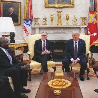 Copertina di Macron&Starmer sono leoni in Europa e agnellini da Trump