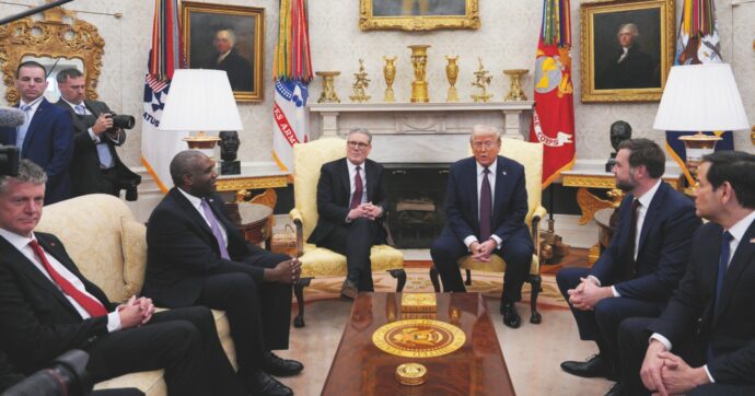 Macron&Starmer sono leoni in Europa e agnellini da Trump