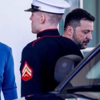 Copertina di Ucraina, con la storica rissa Trump-Zelensky saltano gli accordi. Donald: “Torni solo se pronto alla pace”