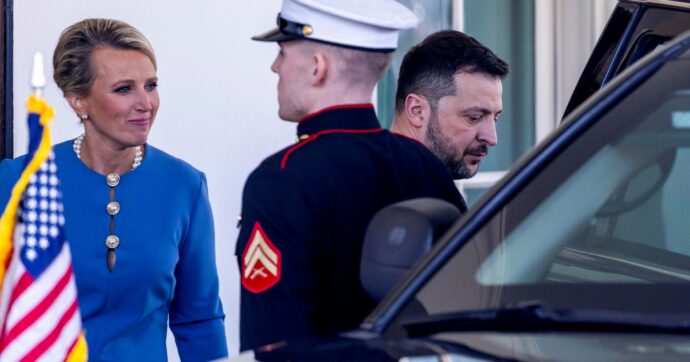 Ucraina, con la storica rissa Trump-Zelensky saltano gli accordi. Donald: “Torni solo se pronto alla pace”