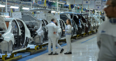 Copertina di Stellantis vuole tutti gli operai di Pomigliano in cassa in deroga per un anno