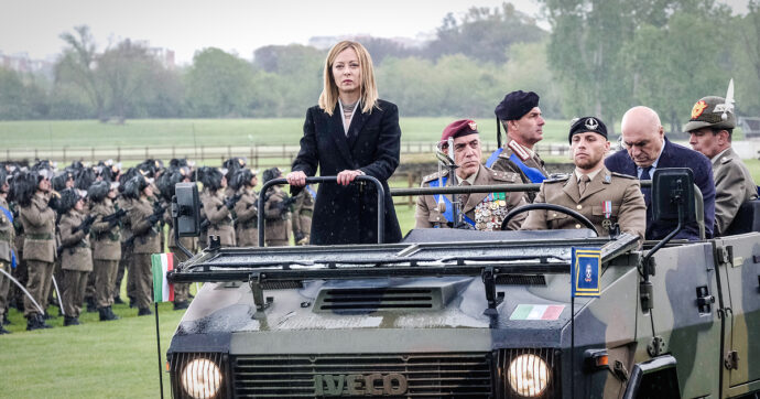 Le auto non si vendono? Produciamo carri armati. L’idea piace anche al governo italiano, M5s: “Economia di guerra, Meloni chiarisca”