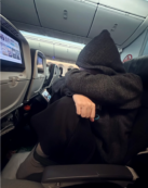 Copertina di “Non fatelo, si rischiano lesioni alla schiena e alla testa. E una multa fino a 33 mila euro”: il monito degli esperti contro il trucco di TikTok per addormentarsi in aereo