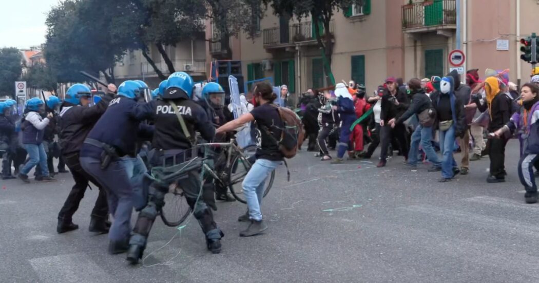 Messina, tensione al corteo No Ponte tra manifestanti e polizia: il video delle manganellate