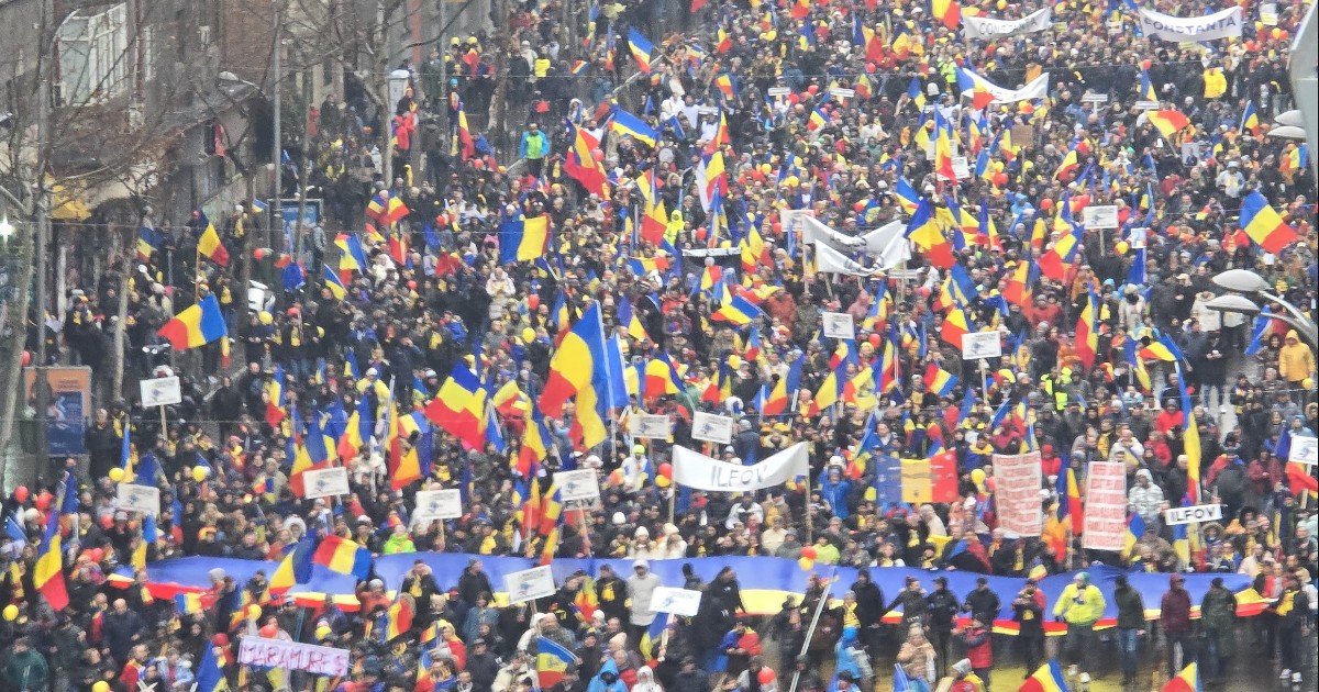 Grande mobilitazione in Romania per il leader di ultradestra Calin Georgescu: migliaia di persone in piazza. Le immagini da Bucarest