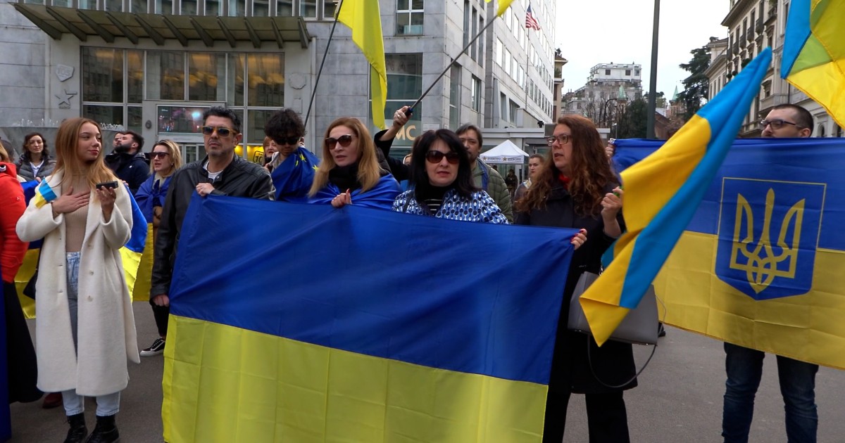 Milano, sit in pro Ucraina davanti al consolato statunitense: “Siamo sconcertati, mai vista una cosa del genere. Atto di bullismo”