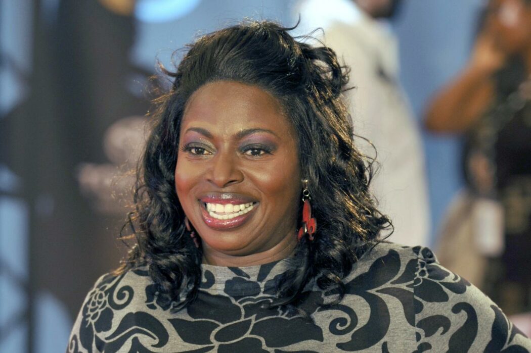 “Il furgone su cui viaggiava si è ribaltato ed è stato travolto da un camion”: è morta Angie Stone, la cantante soul nominata per 3 Grammy