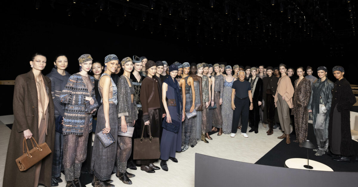Giorgio Armani: “Ho voluto immaginare una nuova armonia: è quello di cui tutti abbiamo bisogno”. La sua sfilata chiude la Milano Fashion Week, tra gli ospiti anche Liliana Segre