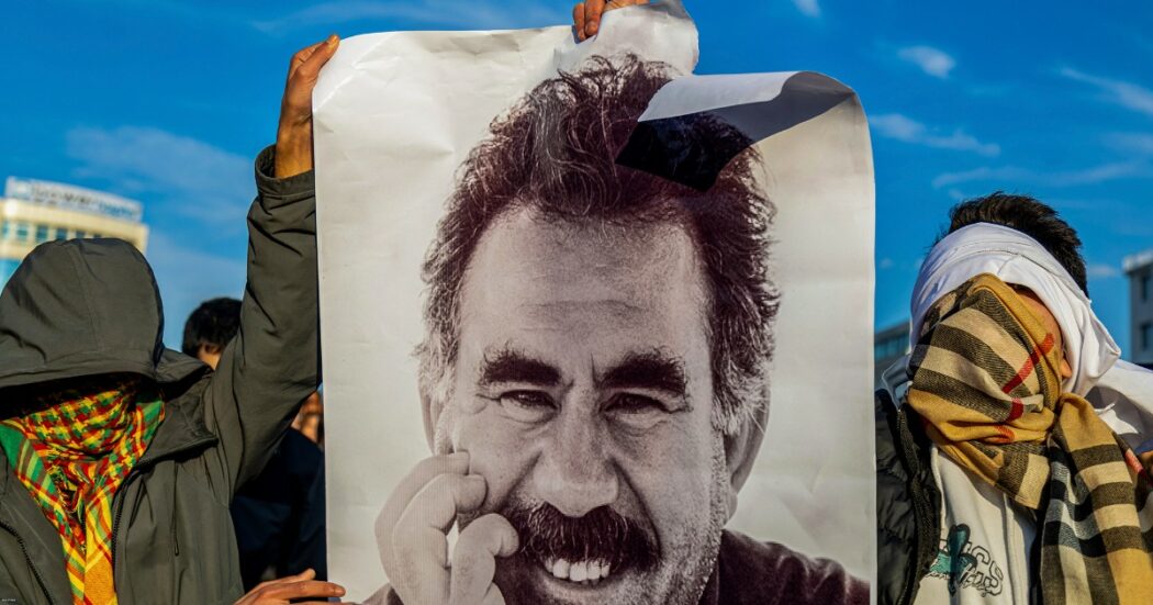 https://st.ilfattoquotidiano.it/wp-content/uploads/2025/03/02/abdullah-ocalan-1050x551.jpg