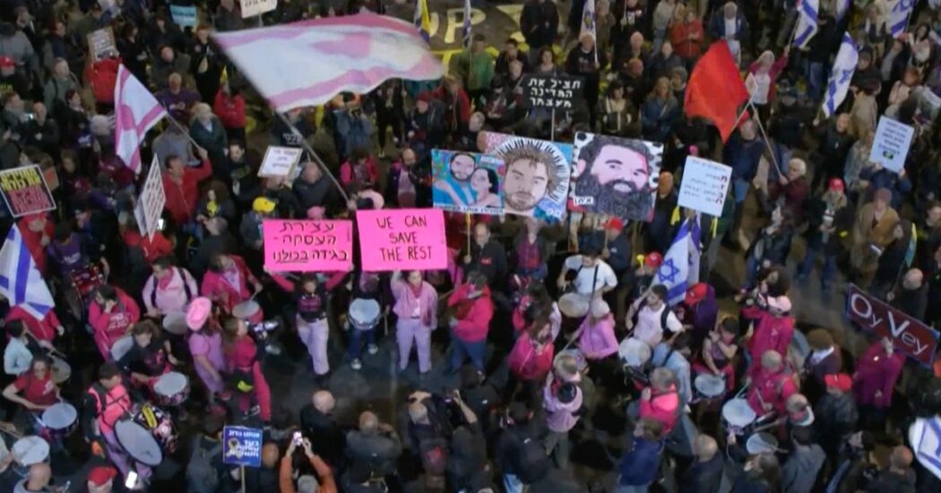 Manifestanti in piazza a Tel Aviv per il rilascio degli ostaggi. La protesta contro il governo affinché completi l’accordo con Hamas