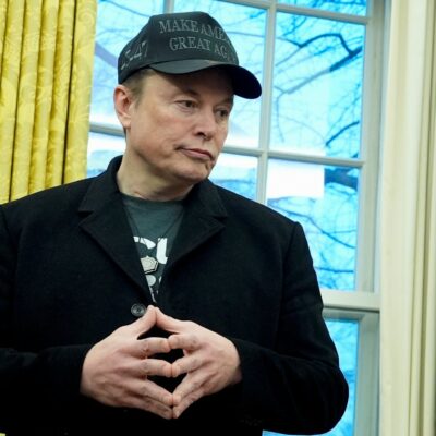 Copertina di I primi scricchiolii di Musk. Concorrenza e troppa esposizione: Tesla, crollano azioni e vendite Ue