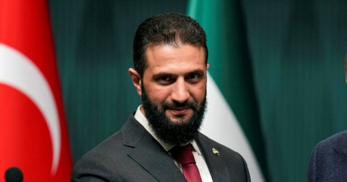 Siria, il governo islamista impone il burkini alle donne nelle spiagge pubbliche