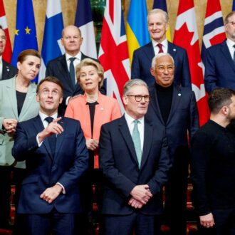 Copertina di L’Europa delle chiacchiere vuole la pace a Kiev, ma anche la guerra