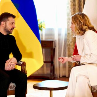 Copertina di Ucraina, Meloni fa l’equilibrista: “Ma no militari italiani”