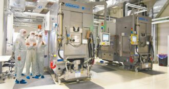 Copertina di Errori su auto, alleanze e manager: la crisi Stm fa litigare Roma-Parigi