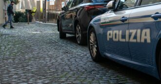 Copertina di Roma, 31enne trovato morto sul divano di casa dalla fidanzata: mistero sulle cause, disposta l’autopsia