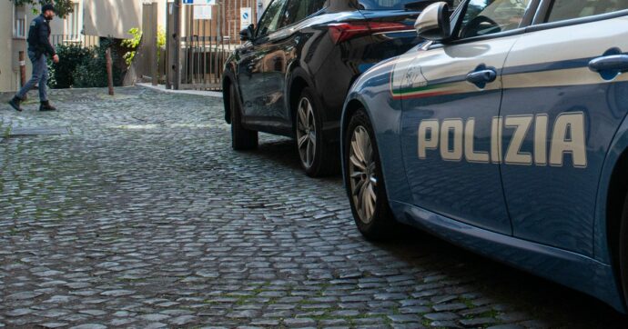 Roma, 31enne trovato morto sul divano di casa dalla fidanzata: mistero sulle cause, disposta l’autopsia