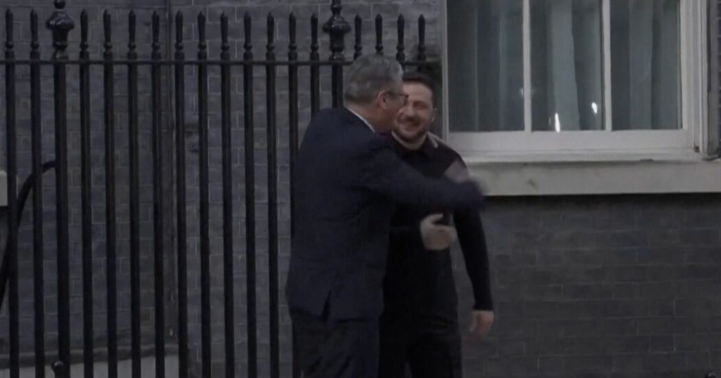 Ucraina-Regno Unito, l’abbraccio fra Zelensky e Starmer a Downing Street: nuovo prestito a Kiev