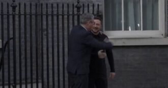 Copertina di Ucraina-Regno Unito, l’abbraccio fra Zelensky e Starmer a Downing Street: nuovo prestito a Kiev