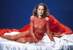 Copertina di Eleonora Giorgi come un camaleonte al cinema: dalla commedia sexy all’italiana alla svolta ironica e comica di “Mani di Velluto” con Adriano Celentano