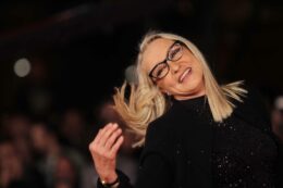 Copertina di Eleonora Giorgi e il ricordo di amici e colleghi: Amendola (“Icona”), Ghini (“Diva popolare”), Pozzetto (“Sempre puntuale”) e Ventura (“Mi mancherai”)