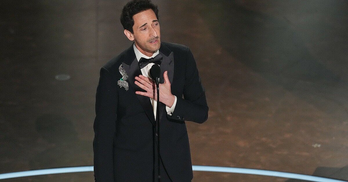 Adrien Brody e il discorso fiume, la regia degli Oscar tenta di mozzarlo ma lui: “Sto velocizzando, spegnete la musica”