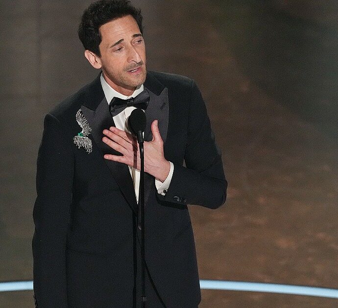 Adrien Brody e il discorso fiume, la regia degli Oscar tenta di mozzarlo ma lui: “Sto velocizzando, spegnete la musica”
