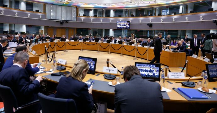 Usare i fondi strutturali per ottenere “la pace con la forza”. L’Europa propone di finanziare l’acquisto di armi coi soldi per lo sviluppo