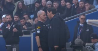 Copertina di Follia di Fonseca, va a muso duro contro l’arbitro di Lione-Brest. Rischia fino a 7 mesi di squalifica | Video