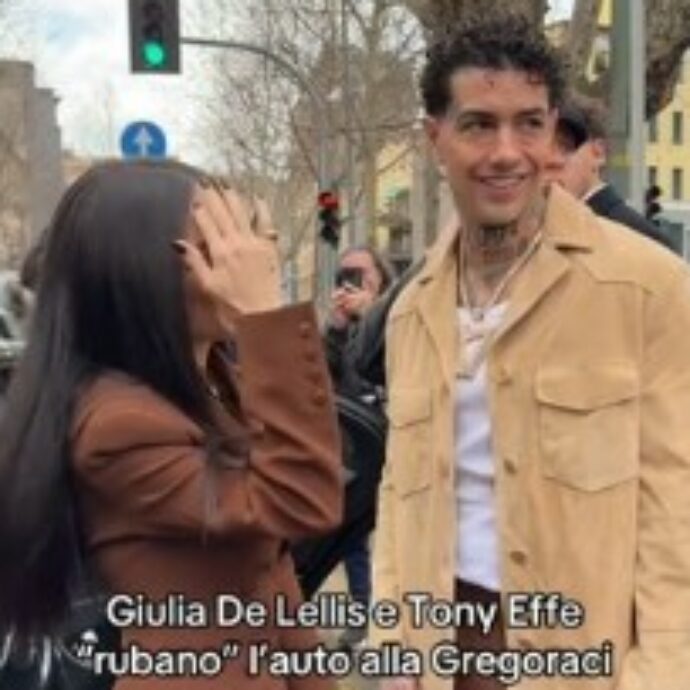 La gaffe di Tony Effe e Giulia De Lellis a Milano diventa un video virale (con Elisabetta Gregoraci)