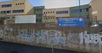 Copertina di Pozzuoli, scuola chiusa per i livelli CO₂ oltre la soglia: scattano i controlli nei Campi Flegrei