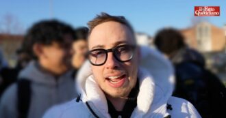 Copertina di Stop all’incontro a scuola, il pornoattore Max Felicitas davanti all’Istituto con catene e bavaglio: “Avrei parlato di bullismo”
