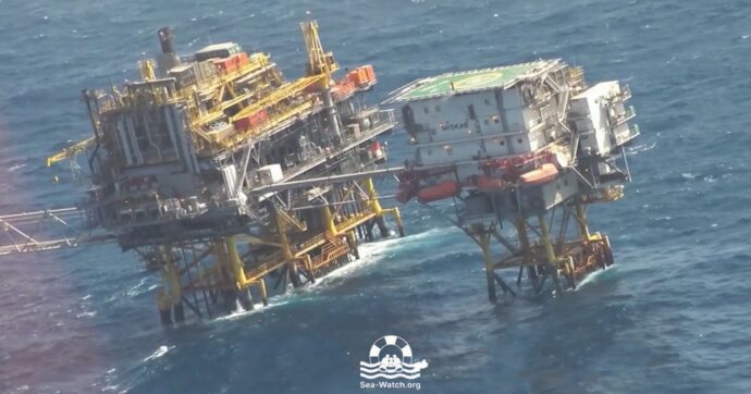 32 migranti sono  bloccati in mezzo al mare da 3 giorni