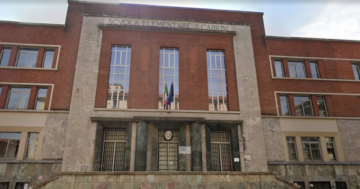 masturba davanti scuola primaria