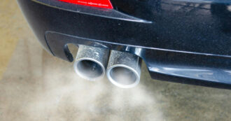 Copertina di Von der Leyen: “Tre anni e non uno per adeguare le auto alle emissioni di co2”. Scatto dei titoli in borsa