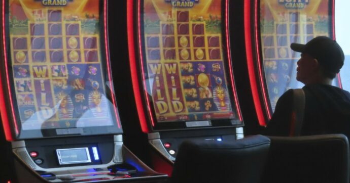 Gioco d’azzardo, un mercato da 157 miliardi spesso in mano alle mafie: il report di Libera