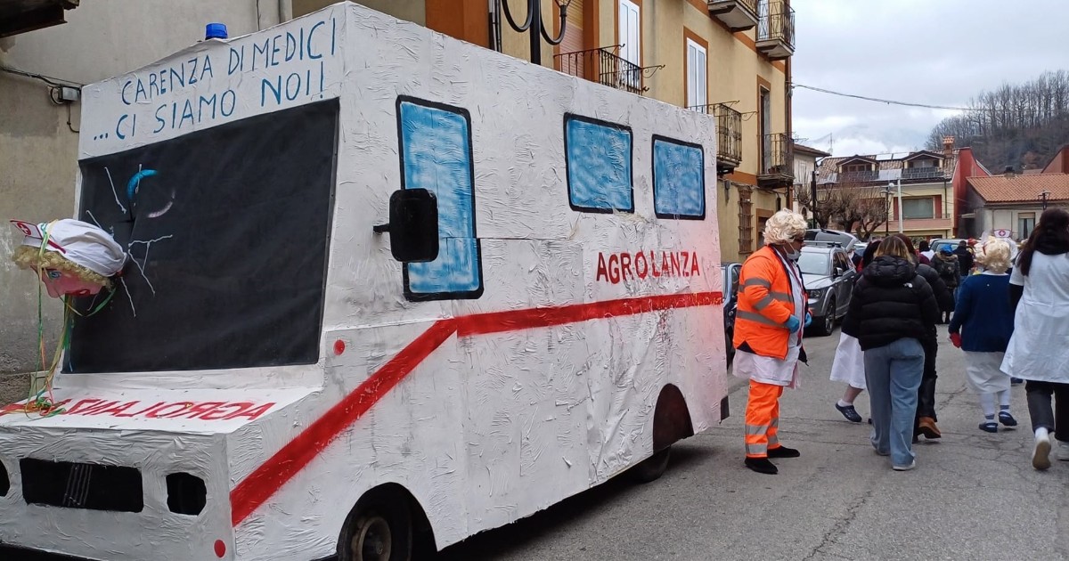 Un’ambulanza di cartapesta per la disastrata sanità lucana: “Carenza di medici? Ci siamo noi”