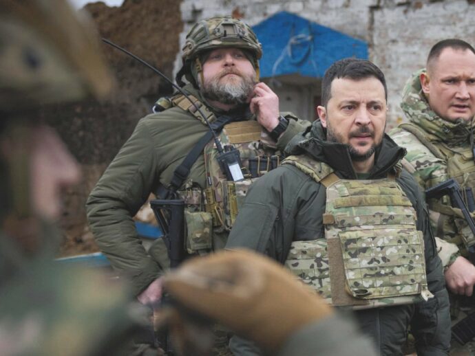 Zelensky ci ripensa (solo a metà): “Sì all’accordo, ma con garanzie”