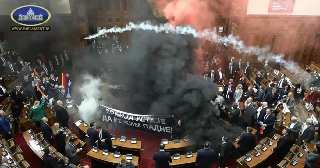 Caos al Parlamento di Belgrado: risse e lanci di fumogeni, almeno tre parlamentari feriti