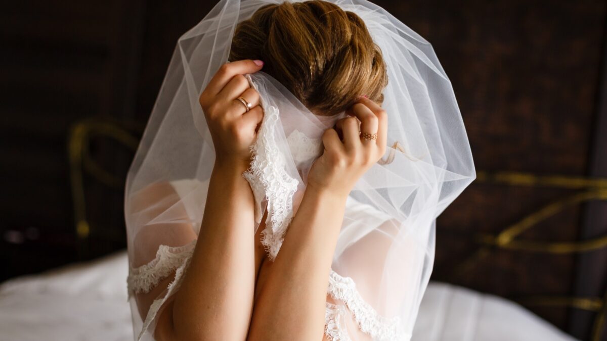 Sposa scoppia in lacrime quando i nonni le fanno una sorpresa al matrimonio, dopo un viaggio di 30 ore: “L’ultima volta che li ho visti è stato a Natale 2025”